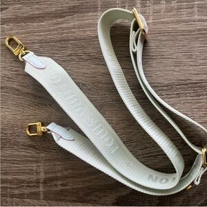 Louis Vuitton bandouliere strap